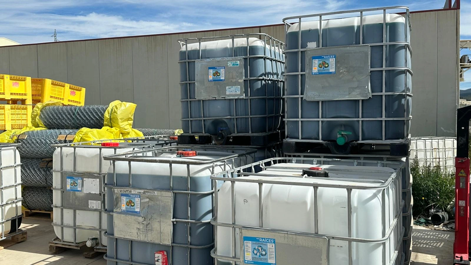 Bidones de productos fitosanitarios almacenados en Agromul